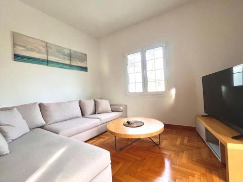 una sala de estar con un sofá y una mesa en Hellenic Pleasure Residences, en Atenas