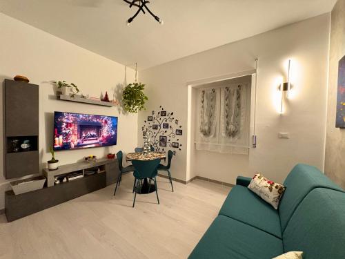 een woonkamer met een blauwe bank en een tafel bij Al Kicco D'oro - Intero appartamento in Lido di Ostia