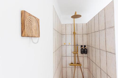 ein Badezimmer mit Dusche mit Duschkopf in der Unterkunft Casa el corralón in Salobreña