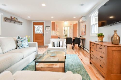 Posezení v ubytování Commercial St Private Patio Dog Welcome