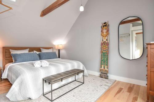 Postel nebo postele na pokoji v ubytování Commercial St Private Patio Dog Welcome