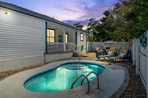 una piscina frente a una casa en Emerald Escape-Crystal Beach-Private Pool-GolfCart, en Destin