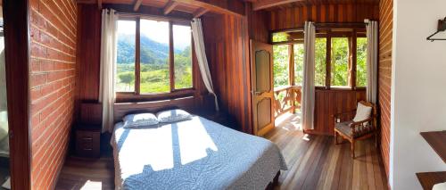 Un pat sau paturi într-o cameră la Casa del Río Jardín Botánico y Avistamiento de Aves