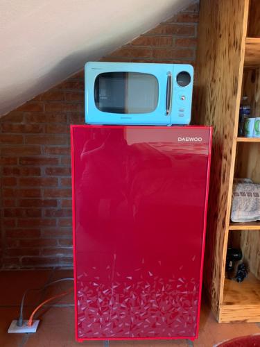un micro-ondes posé sur une boîte rouge dans l'établissement Cabañas Quinta Áthas, à Huasca de Ocampo