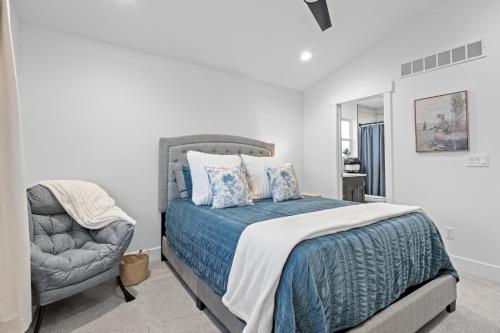 ein Schlafzimmer mit einem Bett und einem Stuhl in der Unterkunft Peaceful Idaho Falls Stay Fire Table Sleeps 8 in Idaho Falls