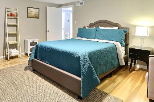 Postel nebo postele na pokoji v ubytování Oglethorpe Manor Garden Level