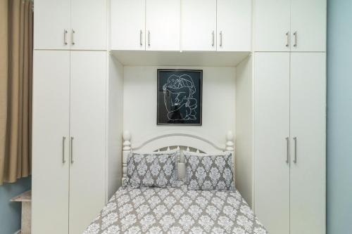 Giường trong phòng chung tại Beautiful 3 bedroom condo by Copacabana Beach