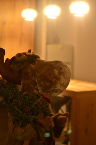 ein Teddybär steht in einem Zimmer in der Unterkunft KooKai - Luxury Living in Peraia