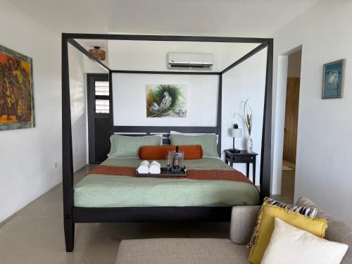 Postel nebo postele na pokoji v ubytování Dove at Galley Bay View