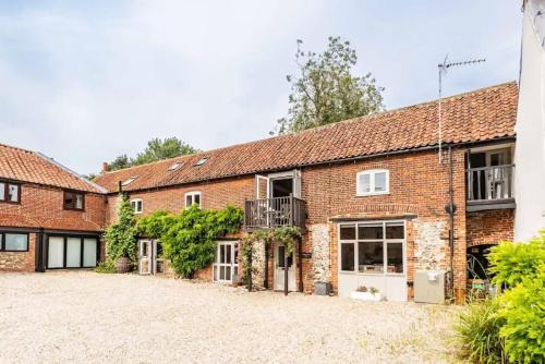 - une vue sur l'extérieur d'une maison en briques avec une allée dans l'établissement Mulberry Coach House, à East Rudham