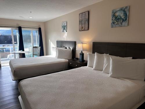 Una habitación de hotel con dos camas y una ventana. en Inn at the Shore, en Seaside