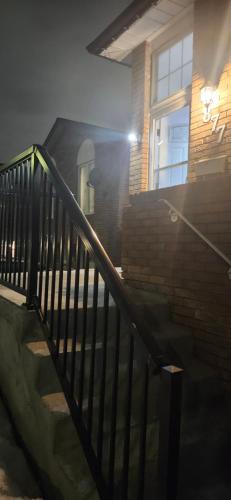 Ảnh trong thư viện ảnh của King Bed Ensuite Toilet Central Mississauga ở Mississauga