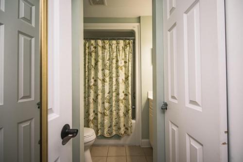 Et badeværelse på 335 Palmetto Walk - Locke Nest III