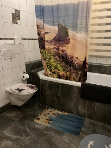 Ένα μπάνιο στο Gästehaus Tante Tienchen 7 Minuten zu Fuss zum Europa Park , plus kostenloses Parkplatzticket Rulantica ,alle unsere Suiten haben einen Balkon