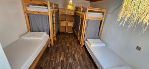 Postel nebo postele na pokoji v ubytování Habibi Hostel
