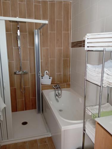 une salle de bain avec une douche, une baignoire et un lavabo dans l'établissement Le Haut de Clarques, à Clarques