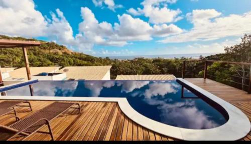 ein Pool auf einem Deck mit Blick in den Himmel in der Unterkunft Suites da Manu in Morro de São Paulo