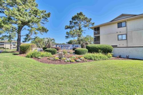 ein Gebäude mit einem Schild, auf dem „Express Bay“ steht in der Unterkunft Cypress Bay Getaway in Little River