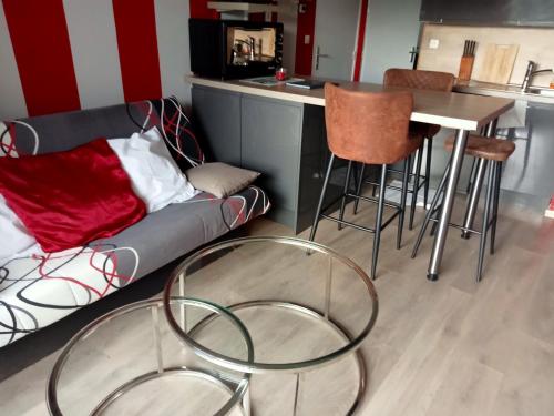 un salon avec un canapé et une table dans l'établissement Au Clair Vallon, à Houlgate