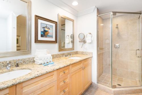 ein Badezimmer mit zwei Waschbecken und einer Dusche in der Unterkunft Beach Club Gulf Front 3B Condo - 405 in Pensacola Beach
