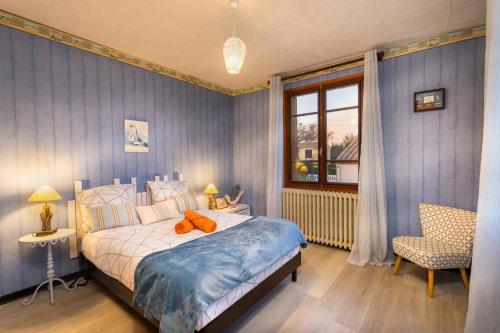 a bedroom with a bed and a chair and a window at L'Oustal 3 chambres avec grand jardin parking gratuit in Bram
