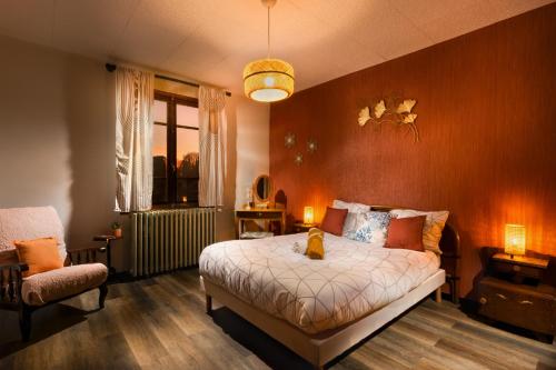 BramL'Oustal 3 chambres avec grand jardin parking gratuit的带床和椅子的卧室