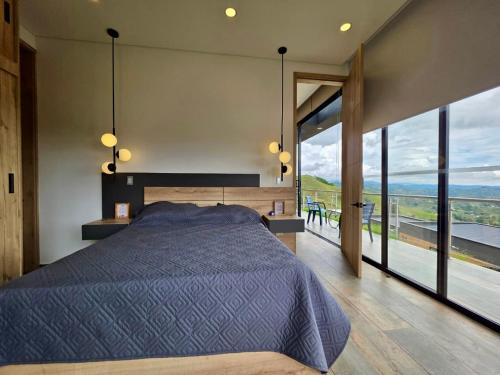 Ένα ή περισσότερα κρεβάτια σε δωμάτιο στο Montecielo Lodge 41 - Jacuzzi y Vista Piedra Peñol