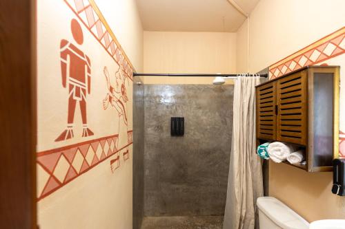 Ένα μπάνιο στο Starlink Wi-Fi, 4min to Beach & Downtown, Laundry Service Included, PetsOK