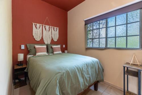 Ένα ή περισσότερα κρεβάτια σε δωμάτιο στο Starlink Wi-Fi, 4min to Beach & Downtown, Laundry Service Included, PetsOK