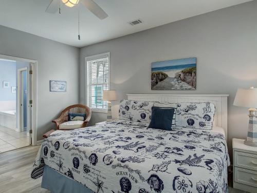 une chambre avec un lit avec une couette noire et blanche dans l'établissement Life's a Beach, à Tybee Island