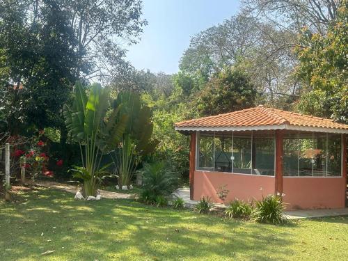 a garden with a gazebo in a yard at Marcos Araújo in Mairinque