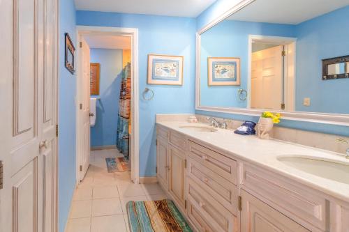 ein Badezimmer mit zwei Waschbecken und einem großen Spiegel in der Unterkunft Sonoran Spa E401 in Campo del Medio