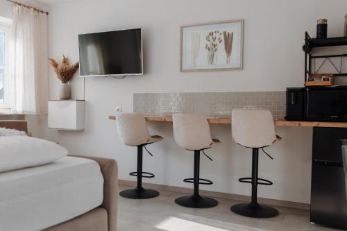 ein Wohnzimmer mit einer Bar mit zwei Stühlen in der Unterkunft Ferienwohnung Alpenperle in Immenstadt im Allgäu