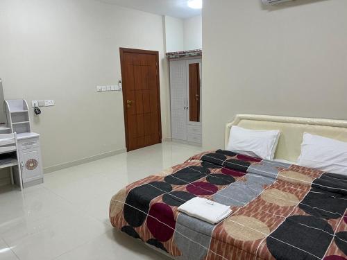 Postel nebo postele na pokoji v ubytování بناية الكورنيش