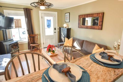 Kuchyň nebo kuchyňský kout v ubytování Gas Fireplace Front Patio & Parking Spot