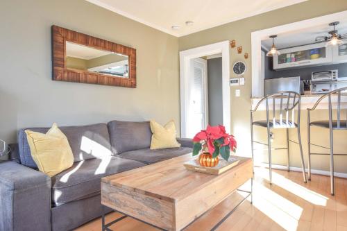 Istumisnurk majutusasutuses Gas Fireplace Front Patio & Parking Spot