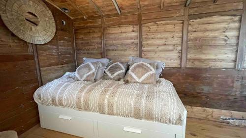 een slaapkamer met een bed in een blokhut bij Cabane front de mer in Saint-Brieuc