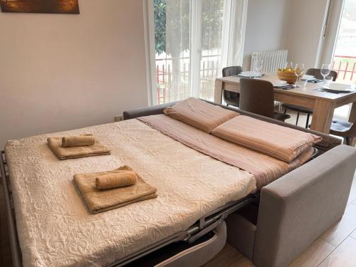 Ένα ή περισσότερα κρεβάτια σε δωμάτιο στο Private Parking, with Hill View