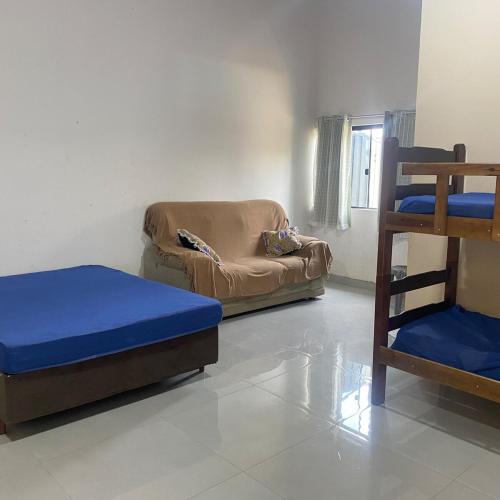 Ένα ή περισσότερα κρεβάτια σε δωμάτιο στο Chacara a 10 minutos dá Basílica de Aparecida-sp