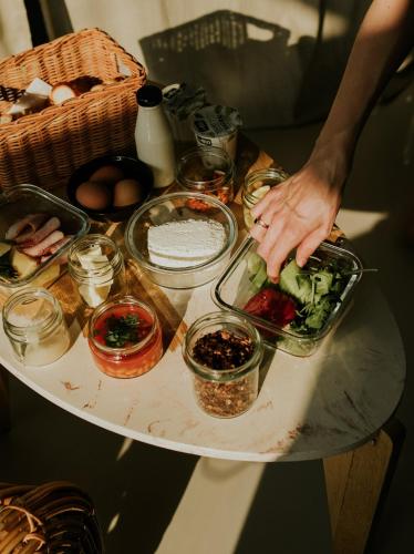纳文丘夫W POLACH的一张桌子上有很多不同的食物