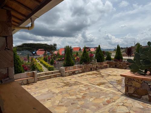洛斯桑托斯Casa Cañón ecolodge的一个带有花卉植物花园的露台