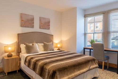 Ένα ή περισσότερα κρεβάτια σε δωμάτιο στο Elegant Neutral Bedroom with Ambient Lighting