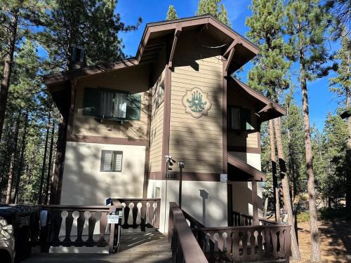 ein Haus im Wald mit einer Veranda in der Unterkunft 1192 Timber Lane home in Stateline