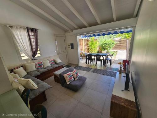 ein Wohnzimmer mit Sofa und Tisch in der Unterkunft Tropikaz in Le Diamant
