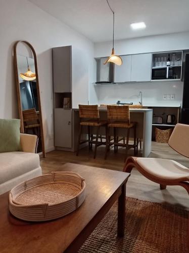 uma sala de estar com um sofá e uma mesa em Modern apartment in Tres Cruces with amenities em Montevidéu