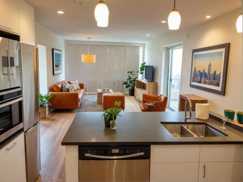 eine Küche mit Spüle und ein Wohnzimmer in der Unterkunft Modern Venice Beach Stay - Walk to Marina & Boardwalk in Los Angeles