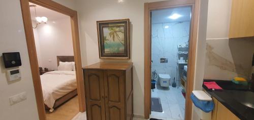 Una habitación con un dormitorio con una cama y un espejo. en Aerostay Jamal, en Dah Hammou Ben Cheïkh