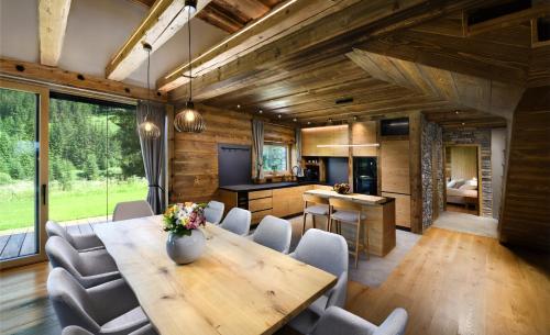 Η κουζίνα ή μικρή κουζίνα στο Chalet Mountain Rock - Luxury Retreat at Chalets Kvačianska Dolina