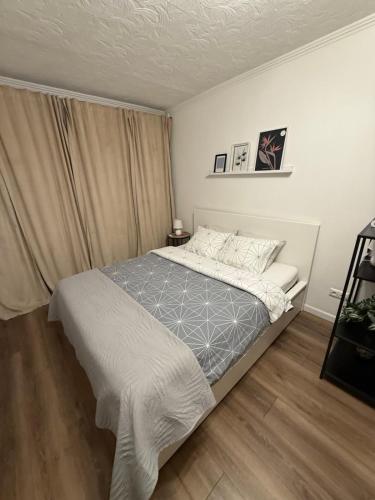 een slaapkamer met een groot bed in een kamer bij Gregors is waiting for you in Daugavpils