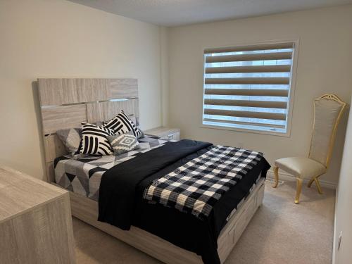Un pat sau paturi într-o cameră la Fully furnished 3BR, 3WR entire two storey with unfinished basement- Ford Milton , ON Canada